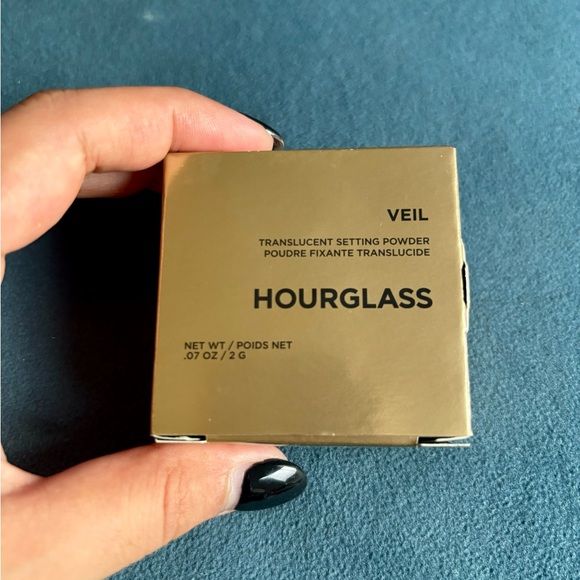 Hourglass
Mini Veil™ Translucent Setting Powder - Picture 4 of 4